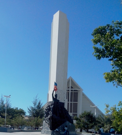 Place d&rsquo;Armes des Gona&iuml;ves-Cr&eacute;dit photo : Osman J&eacute;r&ocirc;me