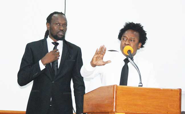 Sénateur Antonio Cheramy et député Garcia Delva en altercation au parlement : © https://news.anmwe.com/