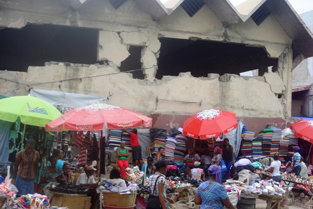 Un marché sous les débris du 12 janvier 2012 (Haïti) © Osman J.