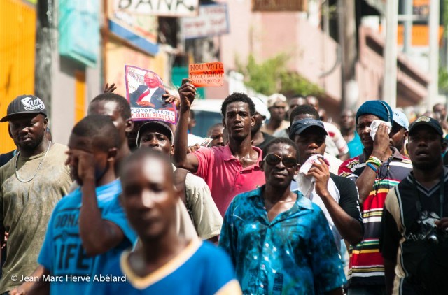 Des manifestant brandissant carton rouge à l'équipe gouvernementale-©Jean Marc Hervé Abélard (Le Nouvelliste)