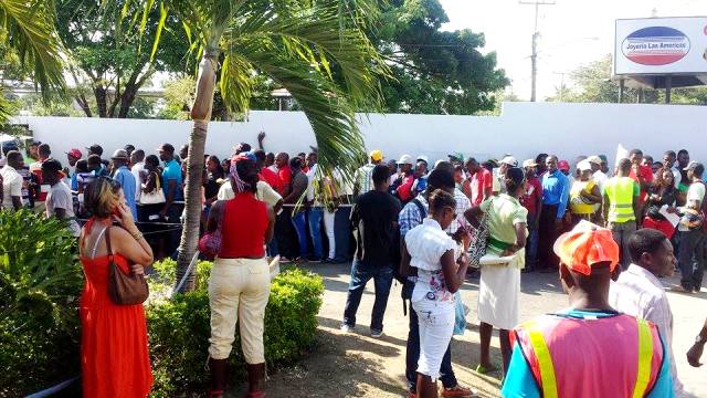République dominicaine : Des Haïtiens faisant la queue pour se faire inscrire au Plan National de Régularisation des Étrangers (PNRE) -© Osman Jérôme 