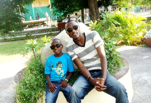 Mon petit frère (Rodmanson) et moi, derrière nos lunettes de soleil. © Osman
