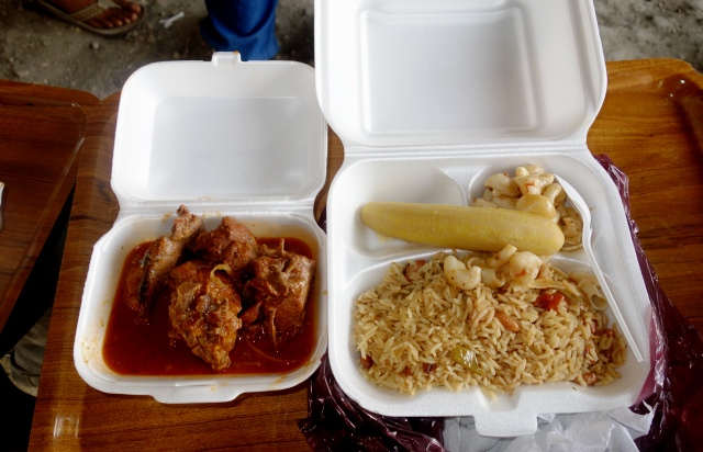 Pendant ce temps-là, je mange en pleine rue à Port-au-Prince. © Osman